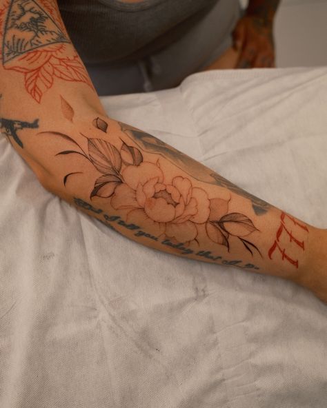 By IG @lorietattoos  Los Angeles tattoo artist DM Instagram to book  #tattoosforwomen #tattooidea #armtattoo #tattooinspiration #finelinetattoo #finelinetattoodesign #finelineartist   Floral fineline tattoo for women. Dainty forearm tattoo. Peony tattoo. Tattoo ideas. Tattoo design with flower. Flower tattoo for women. Dainty Forearm Tattoo, Peony Outline, Tattoo Peony, Los Angeles Tattoo, Peony Tattoo, Fineline Tattoo, Floral Tattoos, Peonies Tattoo, Fine Line Tattoos