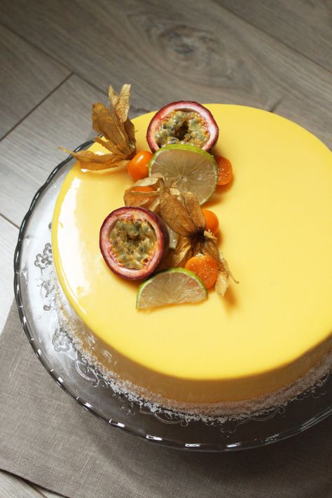 Entremets vanille, mangue, passion et ananas ("Passionnément exotique") - Surprises et Gourmandises Entremet Recipe, Fruit Pastries, Mango Cake, Fancy Desserts, Pastry Cake, Food Cakes, Sweet Cakes, Mini Desserts, Fruit Desserts