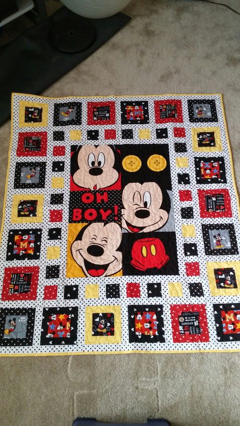 Mickey Quilt Pattern, Mickey Mouse Quilt Pattern, Mickey Mouse Quilt Ideas, Disney Quilts Ideas, Mickey Quilt, Nicky Mouse, Disney Quilts, Mickey Mouse Blanket, Mickey Mouse Quilt