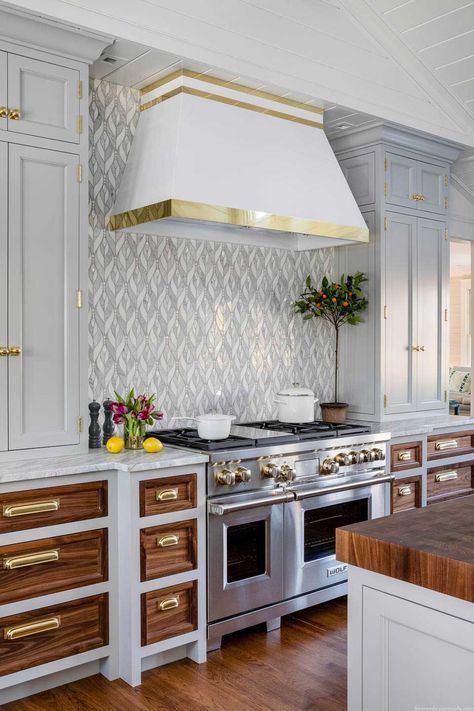 Beige Kitchen Cabinets, Traditional Kitchen Cabinets, Kitchen Cabinet Color Ideas, Build Design, Kitchen Range Hood, Beige Kitchen, Kitchen Hoods, Kitchen Cabinet Colors, Transitional Kitchen