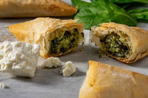 Spinach And Feta Pie, Spinach Feta Pie, Feta Pie, Cake Aux Olives, Greek Spinach, Greek Spinach Pie, Veggie Recipe, Fakeaway Recipes, Fried Tomatoes