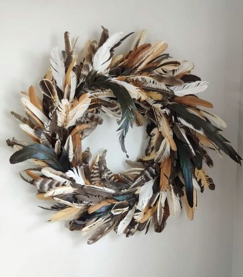 Feather Art Projects, Feathers Decor, Feather Crafts Diy, Feather Wreath, Nature Projects, Landscape Quilt, Farm Crafts, Feather Decor, Outdoor Wreaths