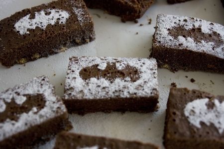 Batman Brownies - it's easy to use powdered sugar and any cut-out you want! Superhero Snacks, Superhero Party Food, Avenger Party, Batman Themed Birthday Party, Marvel Birthday Party, Superhero Baby Shower, Batman Birthday Party, Amazing Desserts, All Superheroes