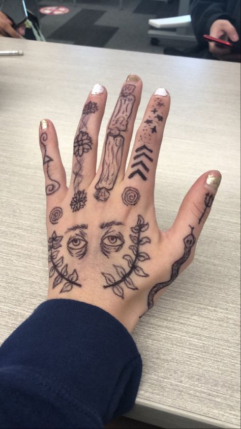 Hand Drawings When Bored, Doodling On Hand, Drawings On Hands Pen Aesthetic, Designs To Draw On Your Hand With Pen, Stuff To Draw On Your Hand With Sharpie, Drawing On Hand Doodles Tattoos, Drawing On Body Sharpie, Cool Sharpie Drawings On Skin, What To Draw On Ur Hand