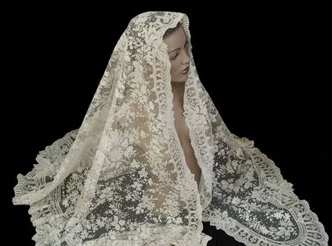 Long Lace Veil, Lace Wedding Veil, Wedding Veil Vintage, Costume Wedding, Runway Gowns, 19th Century Clothing, Vintage Veils, Lace Veil, Wedding Veils Lace