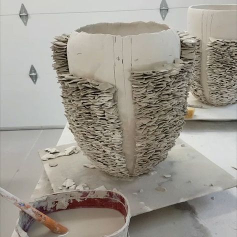 Coral Drawing, White Pots, Ceramic Tools, Modern Cakes, Ceramic Texture, White Pot, Clay Vase, Glaze Ceramics, Pottery Techniques