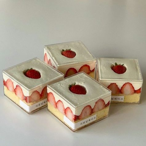 Dessert Boxes, Strawberry Desserts, Dessert Cups, Cute Desserts, Box Cake, Pretty Cakes, Food Obsession, Cute Cakes, Cafe Food