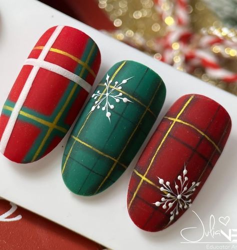 Christmas Cable Knit Nails, Plaid Nail Designs Christmas, Tartan Christmas Nails, Quilt Nails Designs, Plaid Winter Nails, Winter Plaid Nails, Christmas Nails Plaid, Plaid Nails Christmas, Winter Nail 2023