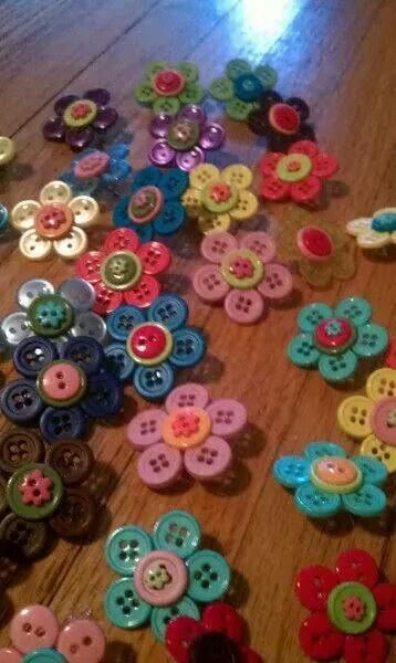 Knope blomme Buttons Crafts, Girl Scout Swap, Girl Scout Crafts, Girl Scout Ideas, Scouts Crafts, Hair Flowers, Diy Buttons, Pola Sulam, Adult Crafts