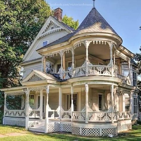 Old Victorian Homes, Victorian Style Homes, Dream Life House, Victorian Mansions, Painted Ladies, Victorian Houses, Victorian Architecture, Beautiful Houses, Fantasy House