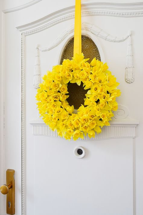 Daffodil Wreath, Front Door Makeover, Easter Wreath Diy, Diy Spring Wreath, How To Tie Ribbon, Home Decor Idea, Diy Spring, Decoration Idea, Spring Diy