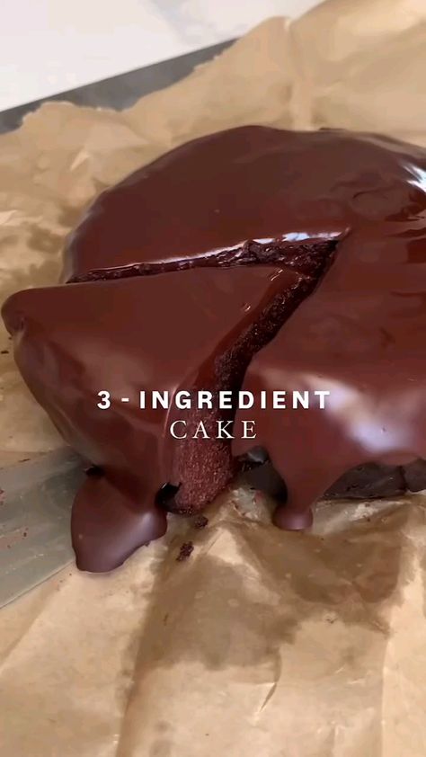 Ready in 30 minutes and made without eggs, dairy, nuts, grains or gluten! Perfect for anyone with food sensitivities (or anyone who wants a delicious healthy chocolate cake!) ---- Ingredientes: 1 + 1/4 cup organic applesauce 1/2 cup organic @sunbutter 1 cup organic red cacao powder Mix the above ingredients well and bake in a square or round dish at 350 F for about 30 minutes. Allow to cool before frosting (optional) or slicing.#lowcarbdessertrecipes #chocolatedessert #chocolatelover 3 Ingredient Cake, 3 Ingredient Cakes, Egg Free Baking, Healthy Chocolate Cake, Organic Baking, Wallpaper Food, Recipes For Desserts, Food Sensitivities, Healthy Sweets Recipes