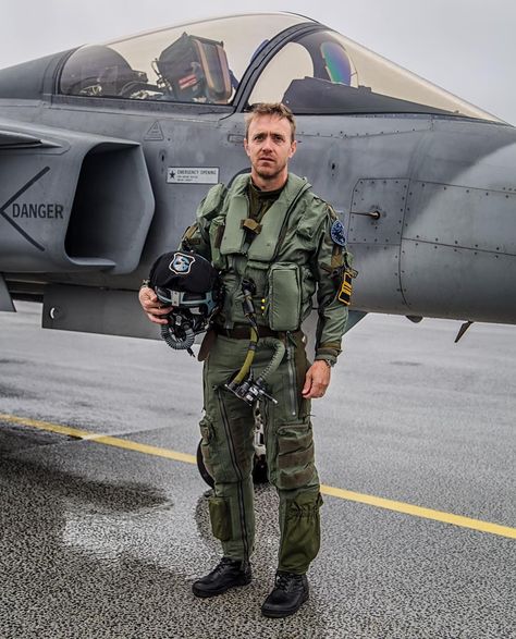 A man with “the right stuff” Mj P. “STARBUTT” Fällén aka @gripensolodisplay in his daytime job as a fighter pilot with @72_sqn .  Please… Pilot Photography, Jas 39 Gripen, Flight Suits, Air Force Pilot, The Right Stuff, Fighter Pilot, American Soldiers, Men In Uniform, Illustrations And Posters