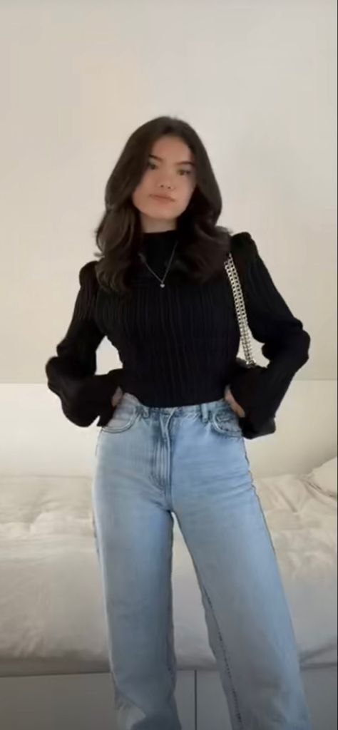 Black Blouse Aesthetic, Light Jeans Black Top Outfit, Black Top And Jeans Outfit Classy, Sonnyyyxo Outfits, Birthday Ootd Casual, Black Top Outfit Aesthetic, Jeans And Black Top Outfit, Femenine Outfits Style, Black Shirt With Jeans