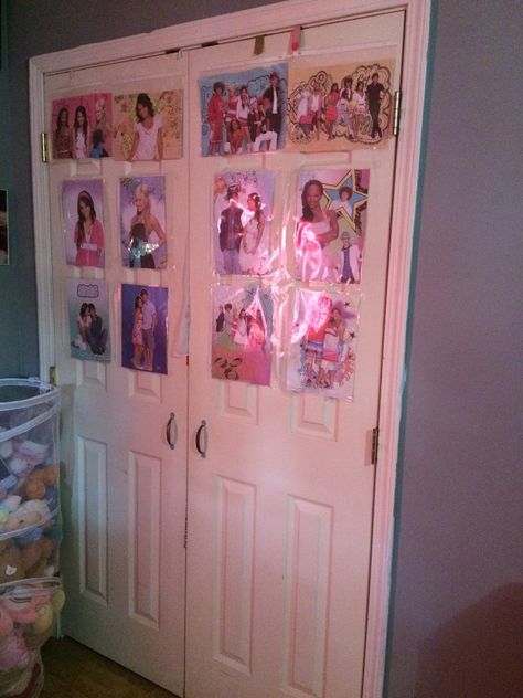 Here is an idea on what to do to your closet door Pictures On Closet Door, Posters On Closet Door, Closet Door Decoration Ideas Aesthetic, Closet Door Aesthetic, Closet Door Decoration Ideas, Door Painting Ideas Bedroom Aesthetic, Bedroom Minecraft, Fall Bedroom, Wardrobe Doors