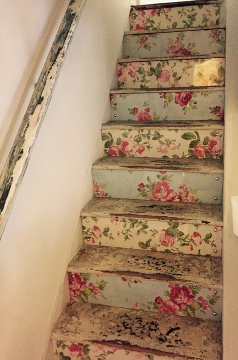 Wallpaper Stairs, Shabby Chic Decorating, Muebles Shabby Chic, Cottage Style Interiors, Decoration Shabby, Cottage Shabby Chic, Smart Tiles, Estilo Shabby Chic, Style Cottage