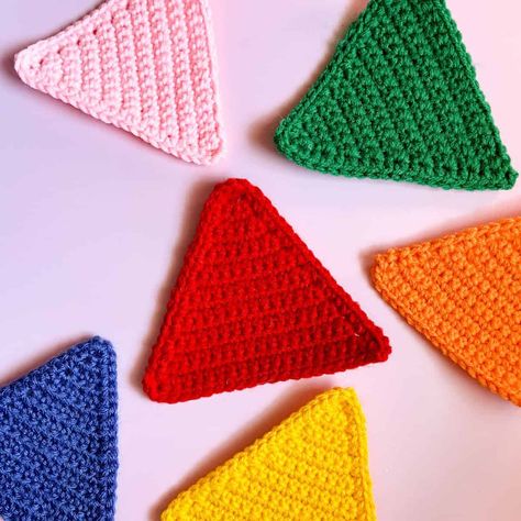 How to Crochet a Triangle - thecaffeinatedsnail.com Crochet Triangle Pillow, Crochet Triangle Bunting, Crocheting A Triangle, Triangle Pattern Crochet, Crochet Triangle Ears, Triangle Motif Crochet, Crochet Math Patterns, Crochet Triangle Free Pattern, Crochet Triangles Free Pattern