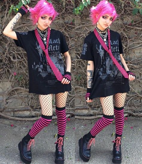 @v.for.ven on Instagram 💗 Alt Scene Outfits, Scene Outfits 2000s, Gothic Stuff, Scene Y2k, Goth Stuff, Harajuku Punk, Grunge Clothes, Alt Clothes, Outfits 2000s