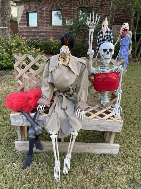 #beetlejuice Beetlejuice Skeleton Display, Beetlejuice Scarecrow, Beetlejuice Skeleton, Posing Skeletons, Starvin Marvin, Skeleton Poses, Skeleton Ideas, Halloween Golf, Golf Halloween