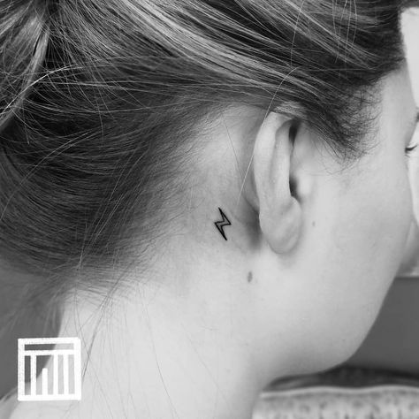 Small Lightning Bolt Tattoo, Tattoo Behind The Ear, Harry Potter Lightning, Lightning Bolt Tattoo, Lightning Tattoo, Bolt Tattoo, Tattoo Behind Ear, Tattoo Mini, Potter Tattoo