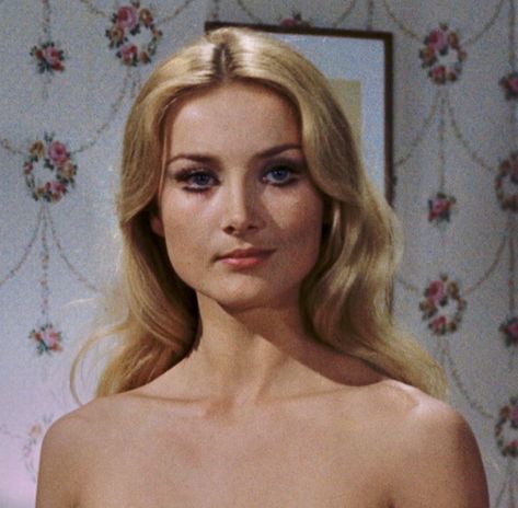 Barbara Bouchet in Amuck 1972 cult classic film old Hollywood star film actress Southern Belle Hair, Pamela Courson, Barbara Bouchet, Flowers In The Attic, Jean Shrimpton, 60s Women, Anna Karina, Eyes Lips Face, Vintage Witch