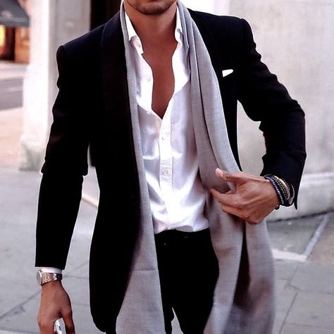 Gentleman Mode, A Man In A Suit, Man In A Suit, Mode Tips, Open Shirt, Mens Fashion Blazer, Mens Fashion Business, Mens Fashion Edgy, Mens Fashion Smart