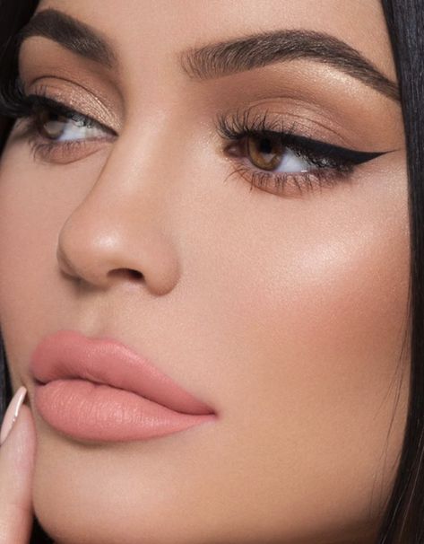 Kylie Jenner Winged Eyeliner Tricks, Eyeliner Hacks, Wedding Makeup Vintage, Perfect Winged Eyeliner, Jenner Makeup, Kylie Makeup, Eyeliner Designs, Eyeliner For Beginners, Long Lasting Eyeliner