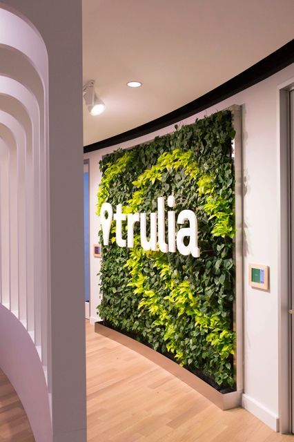 Trulia's living wall greets you upon entering. #refinery29 http://www.refinery29.com/trulia-office-tour#slide-1 Tech Office Design, Tech Startup Office, Startup Office Design, Tech Office, Startup Office, Office Wall Design, Outfit Office, Office Design Ideas, Green Office