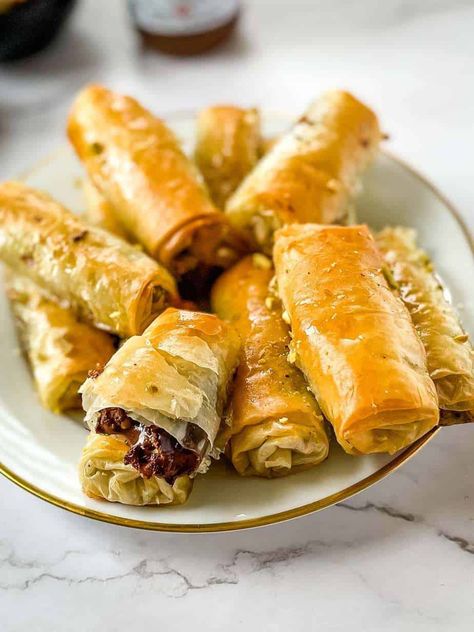 Chocolate Hazelnut Baklava Rolls Phyllo Rolls, Baklava Rolls, Chocolate Baklava, Phyllo Dough Recipes, Pastry Dishes, Cooking Decorating, Baklava Recipe, Turkish Desserts, Greek Sweets