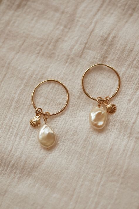 Mix Match Earrings, Minimal Jewellery, Studio Jewelry, Classy Jewelry, Jewelry Lookbook, Minimal Jewelry, Clam Shell, Jewelry Photography, Shell Jewelry