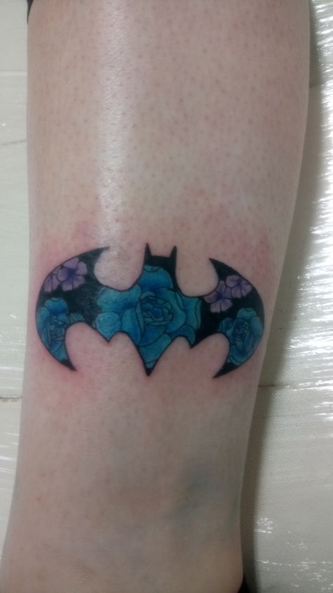 Batman flower tattoo Batman Memorial Tattoo, Cute Batman Tattoo, Batman Tattoos For Women, Batman Tattoo Ideas, Animated Tattoos, Memorial Tattoo Designs, Harley Quinn Tattoo, Batman Tattoo, Lace Tattoo