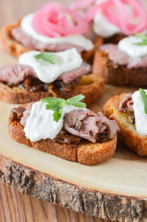 Delicious and savory roast beef crostini with a creamy horseradish sauce – served two ways! These simple crostini appetizers are perfect for holiday entertaining or your next dinner party! #crostini #appetizer #easy Cold Beef Appetizers, Crustini Appetizers Beef, Crustini Appetizers Roast Beef, Roast Beef Horseradish Appetizer, Roast Beef Appetizers Cold, Roast Beef Crostini, Beef Crostini, Sandwich Appetizers, Horderves Appetizers