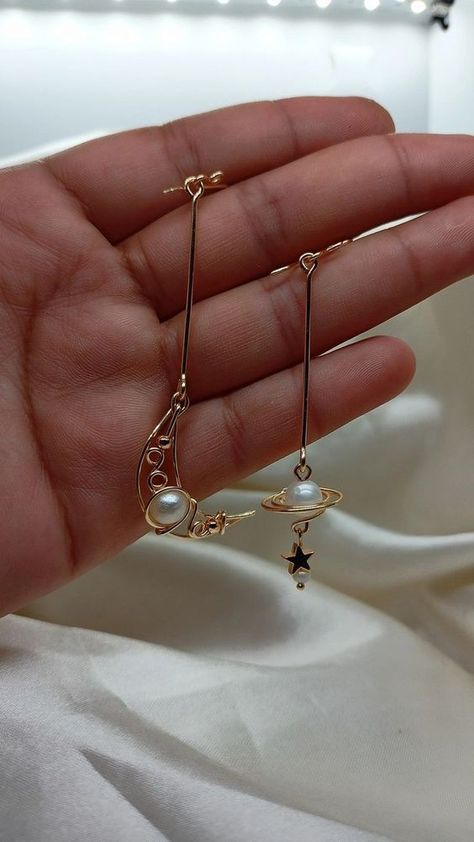 Diy sun moon earrings #design #jewelry #present #christmas #gift Earrings Ideas Aesthetic, Cute Wire Jewelry, Homemade Earring Ideas, Jewelry Wire Diy, Diy Wire Charms, Diy Wire Pendant, Simple Wire Jewelry, Diy Wire Jewelry Tutorials, Wire And Bead Jewelry