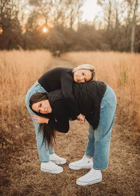 Funny Sister Pictures, Awkward Family Pictures, Sisters Photography Poses, Sibling Photo Shoots, Celebrity Children, Senior Photoshoot Poses, Sibling Pictures, Sisters Photoshoot Poses, Awkward Photos