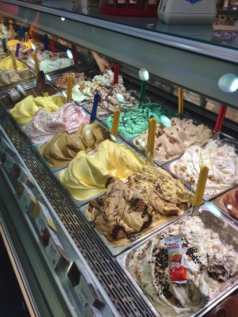 Rome Italy Aesthetic Food, Rome Aesthetic Food, Romance In Italy, Rome Gelato, Gelato Rome, Gelato In Italy, Gelato In Rome, Food In Rome, Gelato Italy