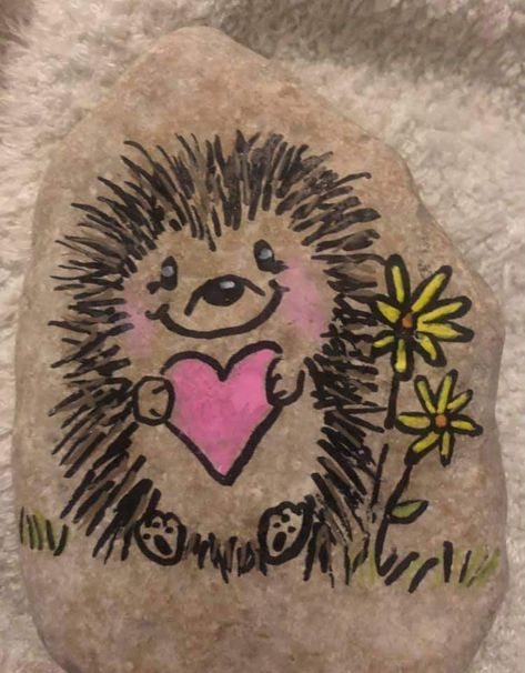 Nou Is Ek Moeg, Cocker Spaniel Rock Painting, Stenmaling Ideas, Hedgehog Rock Painting, Cute Rock Painting Ideas Simple, Mini Toile, Garden Rock Art, Diy Rock Art, Painted Rock Animals