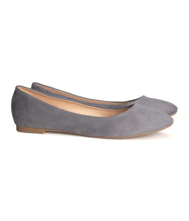 H&M gray ballet flats - Picked these up for $12.95. So simple, so cute. Nursing Mom Outfits, Gray Ballet Flats, Gray Flats, Comfy Flats, Grey Heels, Grey Flats, Wedding Shoes Flats, Bridesmaid Shoes, Ballet Pumps