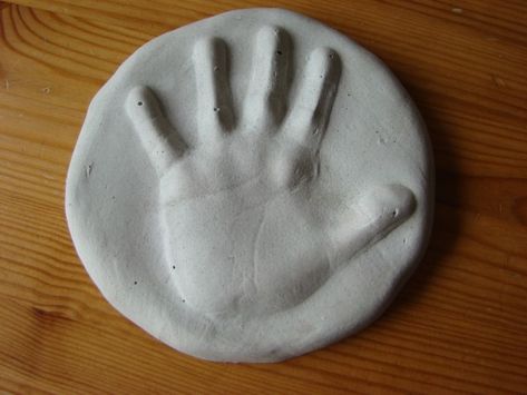 Usingg playdough to make a raised hand print plaster of paris plaque Hand Print Mold, Clay Handprint, Plaster Hands, Paris Crafts, Homemade Mothers Day Gifts, Diy Plaster, Plaster Crafts, Plaster Of Paris, Handprint Craft