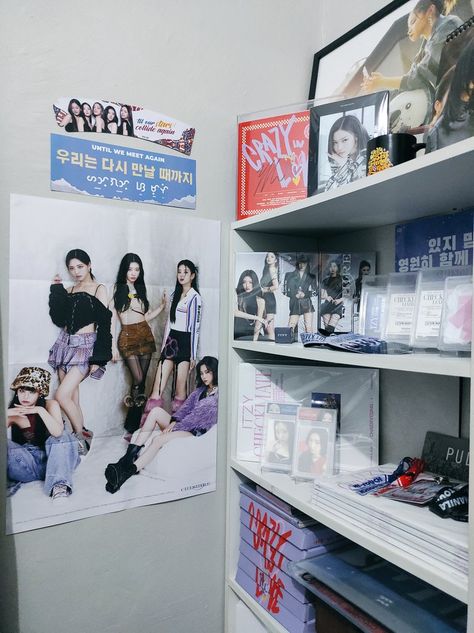 Itzy Album Collection, Kpop Merch Collection, Itzy Collection, Merchandise Kpop, Kpop Shelf, Kpop Wall, Album Kpop, Desk Aesthetic, Album Collection