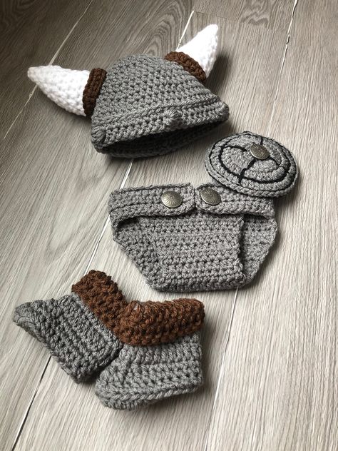 *Made to Order* finished outfit that includes: Helmet Diaper cover Shield Pair of boots 0-3months All handmade crocheted. *Allow 1- 2 weeks to ship* -If you need something sooner, check out my *Ready to Ship* listing! Ships either same day or next business day. ($6 additional) https://www.etsy.com/listing/696743011/ready-to-ship-baby-viking-outfit-crochet *Buttons used for diaper cover and shield may vary from picture* 2nd photo courtesy of Darlene, with her model, Vincent the Viking💙 Viking Outfit, Viking Baby, Costume Viking, Crochet Bebe, Baby Cover, Waldorf Inspired, How Train Your Dragon, Future Baby, Yarn Crafts