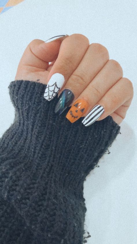 This is halloween &#x1f383; Halloween Nails Cute Pumpkin, Halloween Nails Stripes, Cute Halloween Nails Medium, Short Coffin Halloween Nails Simple, Simple Halloween Nails Short Pumpkin, Cute Simple October Nails, Pumpkins On Nails, Easy Pumpkin Nail Designs, Fall Dip Powder Nails Ideas