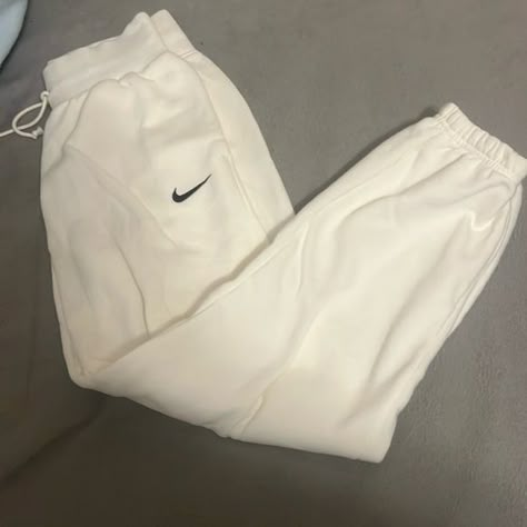 white/cream Nike Joggers in Size XS Jogging Bottoms Nike, Nike Sportswear Phoenix Fleece, Versace Style, Nike Sweats, Joggers Outfit, Nike Joggers, Pinterest Outfits, Cute Everyday Outfits, Fashion Design Clothes