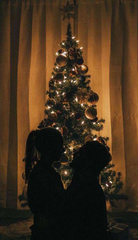 Christmas Pictures By The Tree, Pics With Christmas Tree, Christmas Photos Ideas For Couples, Xmas Relationship, Couple Picture Ideas Christmas, Christmas Photo Ideas Couple, Holidays With Boyfriend, Christmas Photos At Home Couples, Couple Photo Christmas