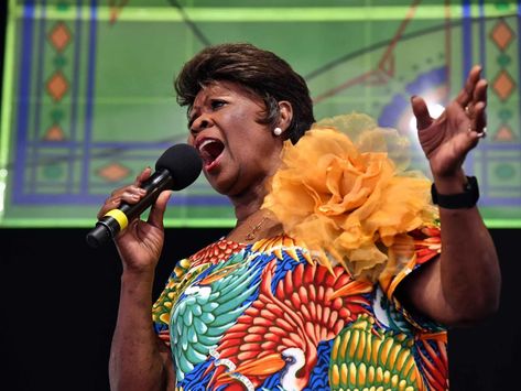 Irma Thomas' Rendition of 'O Holy Night' Is a Marvel From Beginning to End | At the Smithsonian | Smithsonian Magazine Alma Thomas Paintings, Alma Thomas Art Projects For Kids, Alma W Thomas, Irma Thomas, Soulful Christmas, Best Science Books, Pearl Bailey, Gospel Of Luke, Soul Singers