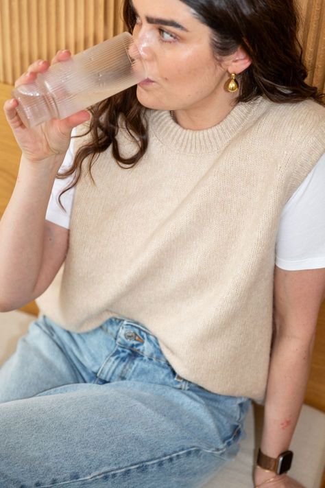 What I wear to work at home, easy casual outfit inspiration. Wide leg jeans, leopard print flats, white tee and cream knitted vest. How to wear a knitted vest. Easy outfits for day. Sezane outfit ideas, what to buy from Sezane. #theannaedit Cream Vest Outfit, Wool Vest Outfit, Knit Vest Outfits For Women, Sezane Outfit, Knitted Vest Outfit, White Vest Outfit, Sleeveless Top Outfit, Anna Edit, Knit Vest Outfit