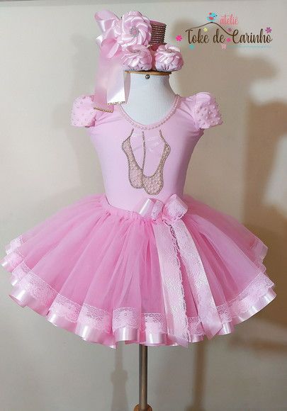 Ateliê toke de Carinho.  Estamos no mercado há 4 anos,levando a magia do encanto para sua festa com nossas Lindas Fantasias.  Tudo feito com muito Amor e Carinho para sua Princesinha    Conjunto Bailarina 4 peças.  Roupa de Festa.    1---Saia tutu com 4 camadas de Tule (conforme a foto)    ****Ta... Baby Chloe, Designer Kids Wear, Ballerina Painting, Crochet Doll Dress, Ballerina Party, Baby Tutu, Tutu Outfits, Ballet Dress, Character Costumes