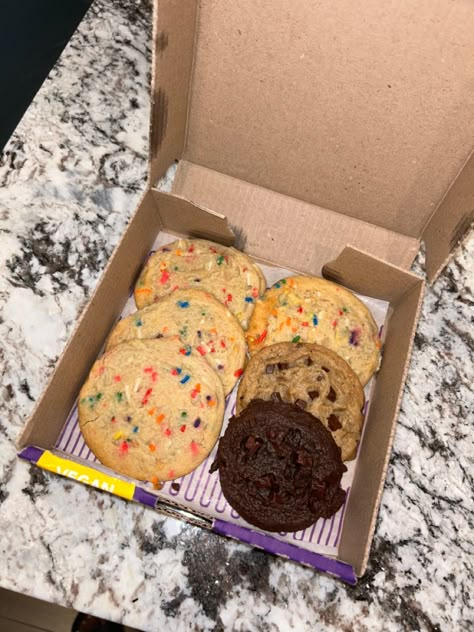 Insomnia Cookies, Crumbl Cookies, Food Motivation, Soul Food Dinner, Cookie Business, Junk Food Snacks, Yummy Dessert, Videos Cooking, Chocolate Chunk