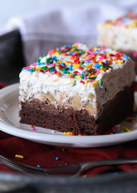 Brownie Bottom Ice Cream Cake is my MOST favorite Ice Cream Cake EVER. A rich, fudgy brownie on the bottom, topped with creamy chocolate frosting, and my most favorite cookie dough ice cream on top! Some whipped cream and sprinkles make this MAJOR party cake! #cookiesandcups #icecreamcake #cookiedough #brownies #brownierecipe #sprinkles #chocolate #party Chocolate Brownie Ice Cream Cake, Brownie Bottom Ice Cream Cake, Brownie And Ice Cream Dessert, Ice Cream Cake Brownie, Cookie Dough Ice Cream Cake, Ice Cream Cookie Cake, Best Ice Cream Cake, Creamy Chocolate Frosting, Cream Desserts Recipes