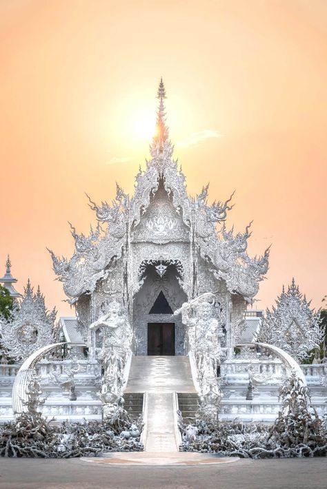 White Temple Thailand, Thailand Temples, Temple Thailand, White Temple, Chiang Rai, Japon Illustration, Northern Thailand, Golden Light, Sports Bar