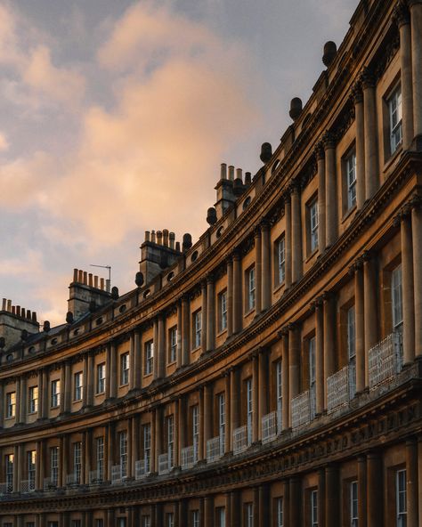 Backpacking Ireland, City Of Bath, Ireland Hotels, Ireland Weather, England Aesthetic, Bath Photography, Bath Uk, Most Instagrammable Places, Bath England